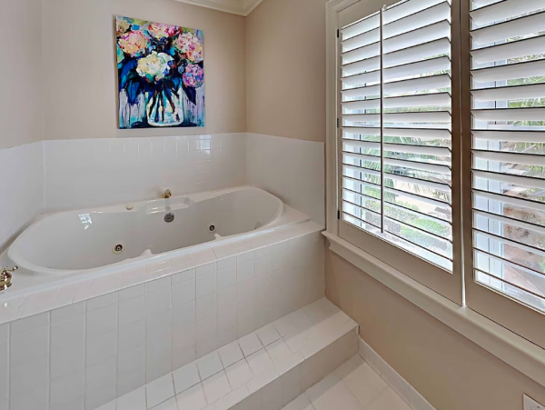 Elegant Beach retreat in Pawleys Island 5-Bedroom Steps to Beach